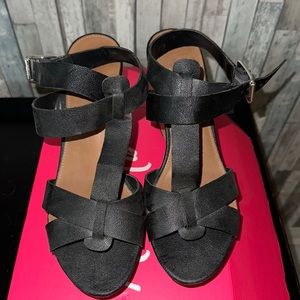 Black wedges